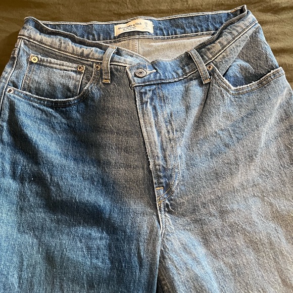 Abercrombie and Fitch 90s Straight Jeans Cross Waist - Picture 6 of 7